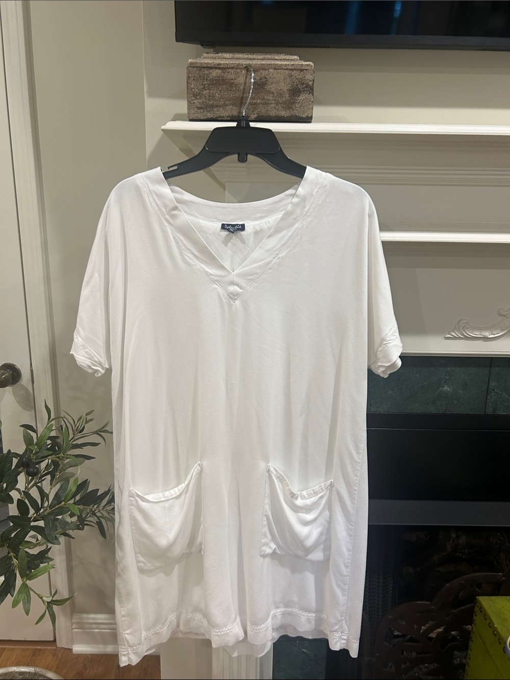 Splendid White V-Neck Pocket dress with pockets,swimsuit coverup or beach dress